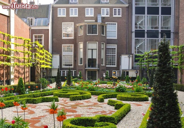 Immagine Uno degli Hofjes i celebri cortili interni nel quartiere Jordaan ad Amsterdam, sempre estremamente curati dai residenti - © Dmitry Eagle Orlov / Shutterstock.com