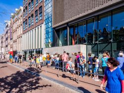 La casa museo di Anna Frank è una classica attrazione da non perdere quando si visita il quartiere Jordaan di Amsterdam. Spesso si formano queste lunghe file per accedere al museo ...