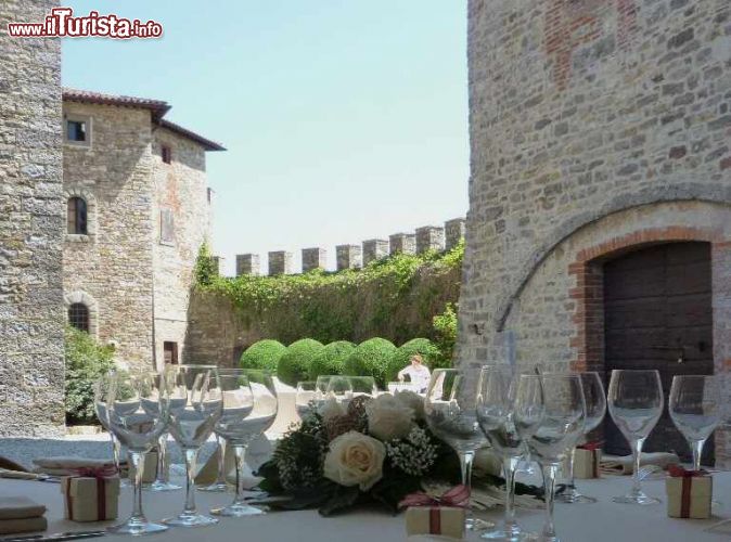 Immagine La coorte interna del Castello di Montegiove: Un tavolo pronto a ricevere i commensali di un matrimonio - © www.castellomontegiove.com