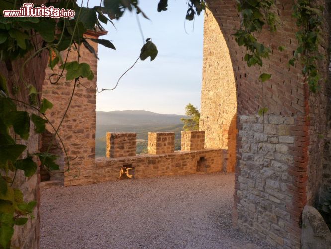 Immagine L'ingresso allo storico Castello medievale di Montegiove in Umbria - © www.castellomontegiove.com