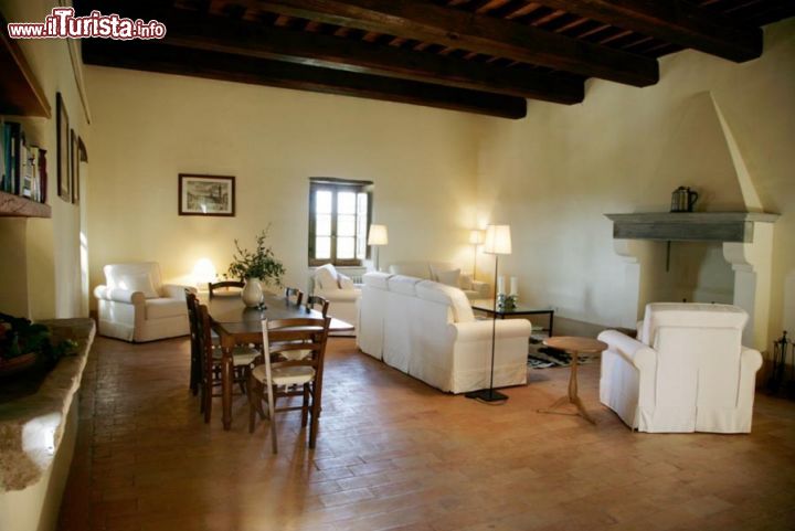 Immagine L'interno di "charme" del Castello di Montegiove in Umbria - © www.castellomontegiove.com