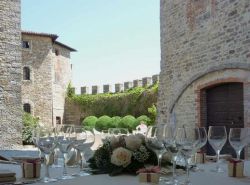 La coorte interna del Castello di Montegiove: Un tavolo pronto a ricevere i commensali di un matrimonio - © www.castellomontegiove.com