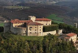 Il maniero di Castello di Montegiove fotografato dall'alto - © www.castellomontegiove.com