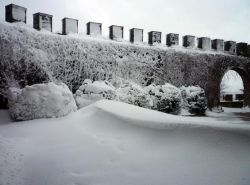 Neve a Montegiove in Umbria: le mura del castello imbiancate da una fitta nevicata invernale - © www.castellomontegiove.com