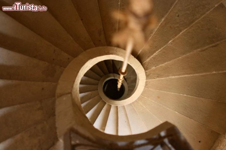 Immagine Scala a chiocciola all'interno del  Castello di Montegiove a Montegabbione in Umbria - © www.castellomontegiove.com