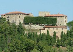 Il complesso storico del Castello di Montegiove: è un maniero del 13° secolo che si trova nel territorio del Comune di Montegabbione in Umbria - © Ubimaior - Wikimedia Commons. ...
