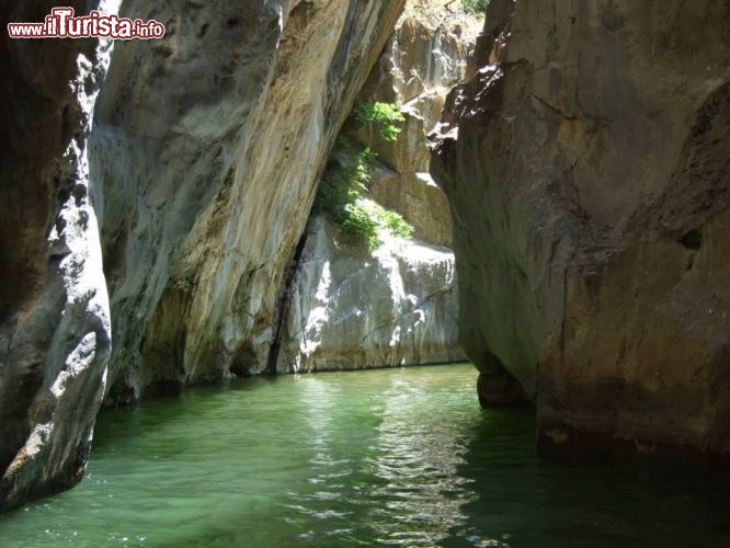 Immagine Escursione in Gommone nelle Grotte di Tiberio: solo attraverso il percorso sul fiume Pollina si può ammirare il canyon formatosi nelle montagne delle Madonie, in provincia di Palermo in Sicilia - © Madonie Outdoor