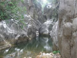 Il fiume Pollina ha scavato le spettacolari Gole di Tiberio tra le montagne delle Madonie in SIcilia - © Madonie Outdoor