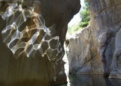 Riflessi sulle pareti di roccia delle Gole di Tiberio in Sicilia, comune di San Mauro Castelverde, provincia di Palermo - © Madonie Outdoor