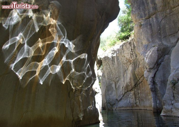 Immagine Riflessi sulle pareti di roccia delle Gole di Tiberio in Sicilia, comune di San Mauro Castelverde, provincia di Palermo - © Madonie Outdoor