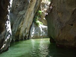 Escursione in Gommone nelle Grotte di Tiberio: solo attraverso il percorso sul fiume Pollina si può ammirare il canyon formatosi nelle montagne delle Madonie, in provincia di Palermo ...