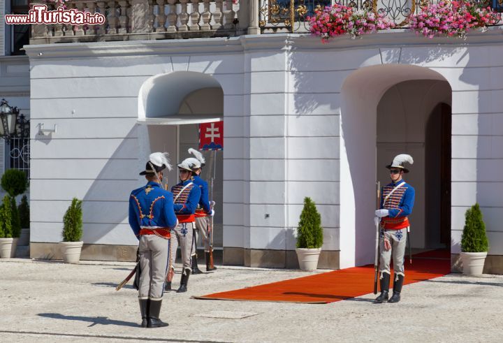 Immagine Cambio della guardia al Palazzo Presidenziale Grassalkovich di Bratislava - © Shchipkova Elena / Shutterstock.com