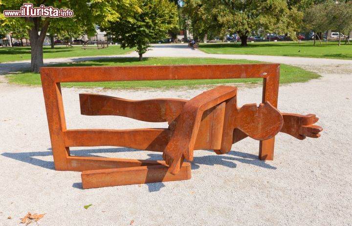 Immagine Installazione nel giardino francese del Palazzo presidenziale di Bratislava (Slovacchia) - © Joymsk140 / Shutterstock.com