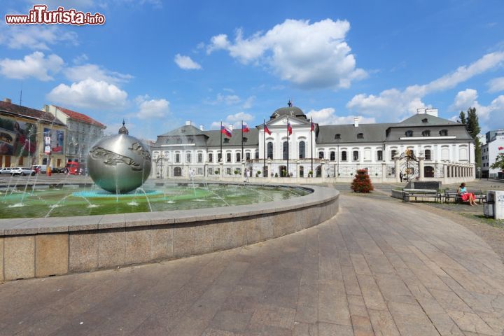 Immagine La facciata del Grassalkovich e la fontana di piazza Hodzovo namestie - © Tupungato / Shutterstock.com