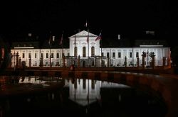 Foto notturna della facciata del Palazzo Presidenziale di Bratislava - © TTstudio / Shutterstock.com