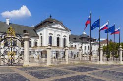 Ingresso rococò del Palazzo Presidenziale Grassalkovich, la resedienza del Presidente della Repubblica della Slovacchia a Bratislava - © posztos / Shutterstock.com