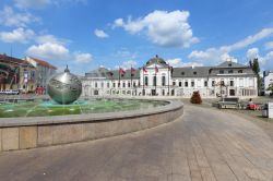 La facciata del Grassalkovich e la fontana di piazza Hodzovo namestie - © Tupungato / Shutterstock.com 