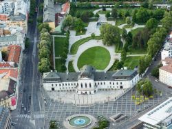 Vista aerea del complesso tardo barocco -rococò del Palazzo presidenziale Grassalkovich e del suo giardino francese, uno dei parchi più belli di Bratislava - © Ventura / Shutterstock.com ...