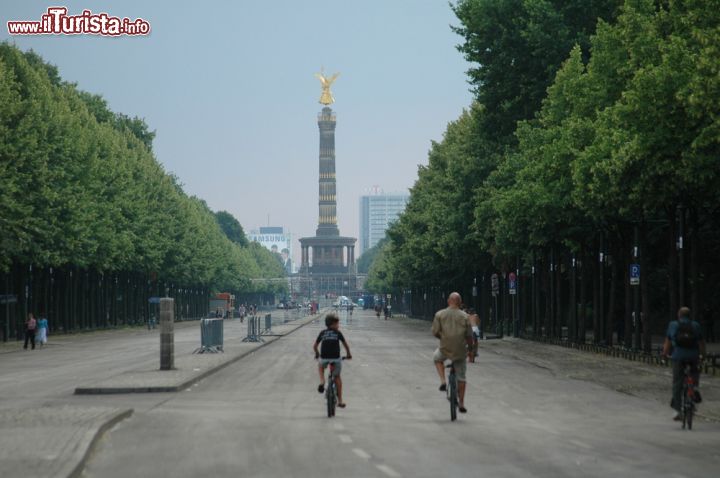 Immagine CIclisti nel Grosser Tiergarten di Berlino. Sullo sfondo la Siegessaule, la colonna della VIttoria - © 360b / Shutterstock.com