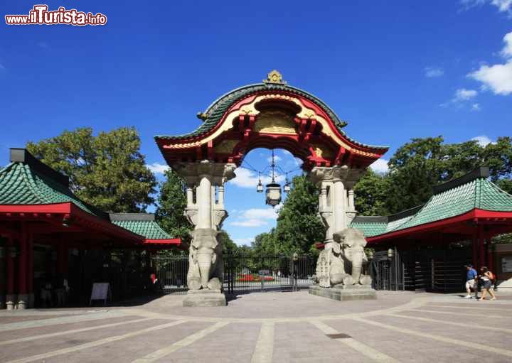 Immagine Ingresso dello Zoo di Berlino , si trova nella parte più occidentale del parco Grosser Tiergarten  - © place-to-be / Shutterstock.com