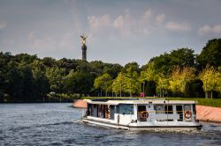 Il fiume Sprea costeggia la parte settentrionale del parco Grosser Tiergarten a Berlino - © anshar / Shutterstock.com