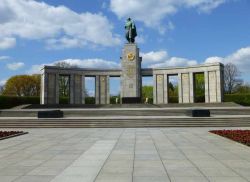 Sovjetisches Ehrenmal il monumento ai caduti sovietici di Berlino all'interno del parco Grosser Tiergarten - © place-to-be / Shutterstock.com 