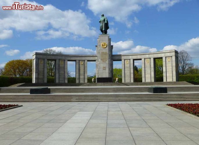 Immagine Sovjetisches Ehrenmal il monumento ai caduti sovietici di Berlino all'interno del parco Grosser Tiergarten - © place-to-be / Shutterstock.com