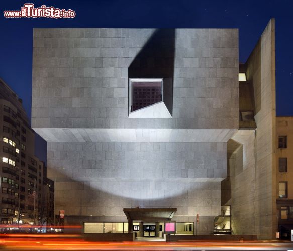 Immagine Particolare della fianco laterale del palazzo del Met Breuer a New York, fotografata "by night" - © Ed Lederman