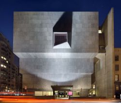 Particolare della fianco laterale del palazzo del Met Breuer a New York, fotografata "by night" - © Ed Lederman