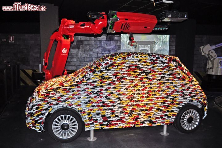 Immagine All'interno del Museo dell'Automobile di Torino: una scultura celebra la produzione moderna delle auto con i robot - © ROBERTO ZILLI / Shutterstock.com