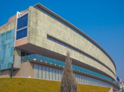 Di fianco al fiume Po si erge la moderna sede del Museo dell'Automobile di Torino - © Claudio Divizia / Shutterstock.com 