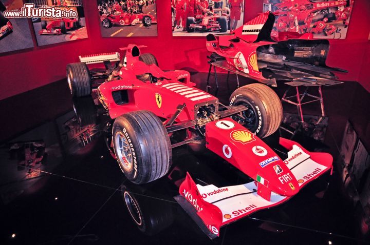 Immagine Una rossa Ferrari e relativa scocca in mostra al Museo dell'Automobile di Torino, uno dei più importanti musei del Piemonte - © ROBERTO ZILLI / Shutterstock.com