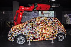 All'interno del Museo dell'Automobile di Torino: una scultura celebra la produzione moderna delle auto con i robot - © ROBERTO ZILLI / Shutterstock.com 