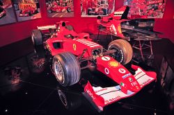 Una rossa Ferrari e relativa scocca in mostra al Museo dell'Automobile di Torino, uno dei più importanti musei del Piemonte - © ROBERTO ZILLI / Shutterstock.com 