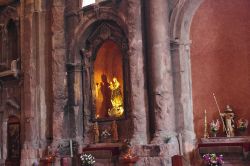 Un altare all'interno della Chiesa arsa di ...