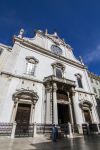 La facciata barocca della chiesa bruciata di ...