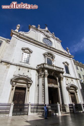 Immagine La facciata barocca della chiesa bruciata di Sao Domingos a Lisbona - © Mauro Rodrigues / Shutterstock.com