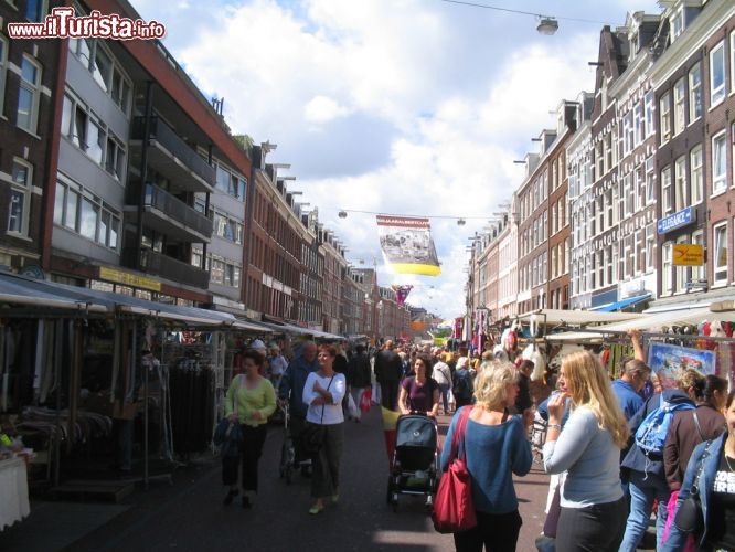 Immagine Albert Cuypmarkt shopping nel mercato più famoso del quartiere De Pijp ad Amsterdam - © Michiel1972 - CC BY-SA 3.0 - Wikipedia