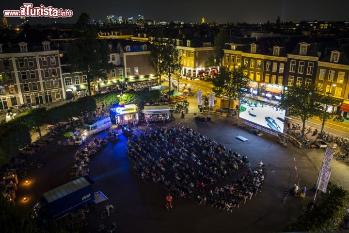 Immagine La piazza Marie Heinekenplein, è uno dei luoghi di aggregazione di Amsterdam, qui si svolgono spettacoli e rappresentazioni durante la stagione estiva - © Cloud Mine Amsterdam / Shutterstock.com