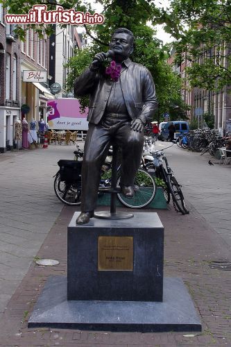 Immagine La statua dedicata ad Andr Hazes si trova all'interno del quartiere De Pijp - © Marco Raaphorst - CC BY 2.0 - Wikipedia