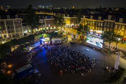 La piazza Marie Heinekenplein, è uno dei luoghi di aggregazione di Amsterdam, qui si svolgono spettacoli e rappresentazioni durante la stagione estiva - © Cloud Mine Amsterdam / ...