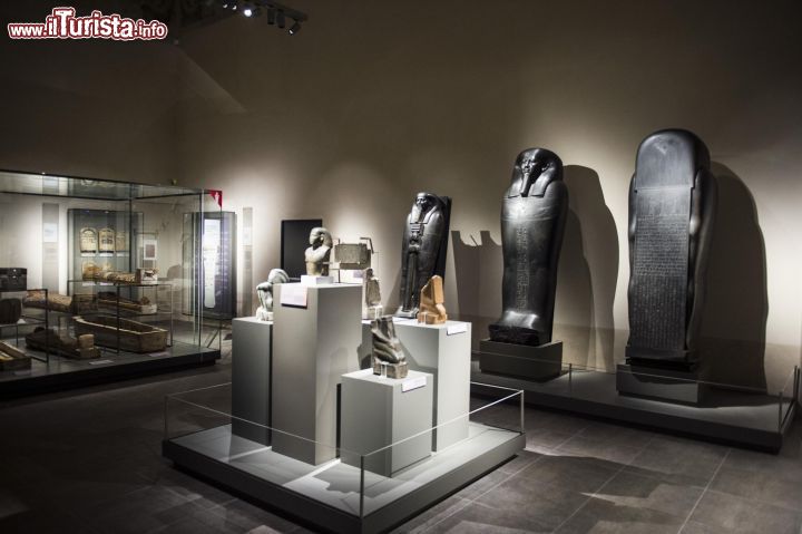 Immagine Sarcofagi e altri preziosi reperti del Museo Egizio di Torino - il Museo Egizio di Torino contiene la seconda più grande e importante collezione di antichità egizie del mondo: un impressionante numero di reperti e oggetti risalenti a questa civiltà così affascinante e incredibilmente importante nella storia mondiale. In questa immagine possiamo vedere alcune tombe e sarcofagi di grande importanza, come il Sarcofago di Ibi. - © Museo Egizio di Torino