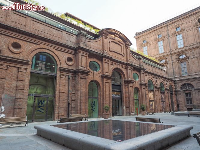 Immagine Il Museo Egizio di Torino: un palazzo d'epoca al servizio della città - ad ospitare questo bellissimo e storico museo è il Palazzo dell'Accademia delle Scienze, situato nell'omonima via del centro storico della città. Il museo, tra i più importanti in materia del mondo, ospita reperti e opere di valore immenso tra cui tombe, sarcofagi, mummie, bassorilievi, tele funebri, papiri, statue e moltissimi oggetti che ci permettono di esplorare non solo l'arte e la cultura ma anche la vita quotidiana, al tempo degli antichi Egizi. - © Claudio Divizia / Shutterstock.com