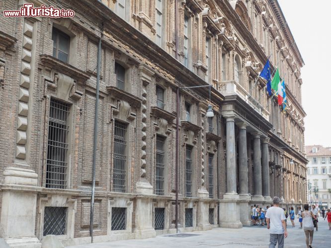 Immagine L'ingresso del Museo Egizio di Torino: nel cuore del centro storico - il Museo Egizio di Torino è situato in pieno centro storico della città, a pochi passi dalla bellissima Piazza Castello, precisamente in Via Accademia delle Scienze. L'ingresso e la facciata del museo, che sono stati per qualche anno soggetti a restauro, sono ora più belli e suggestivi che mai e pronti ad accogliere le migliaia di turisti che ogni settimana visitano la città e in particolare il museo, alla scoperta dei suoi  tesori inestimabili. 



L'ingresso di via Accademia delle Scienze al Museo Egizio di Torino - © Claudio Divizia / Shutterstock.com