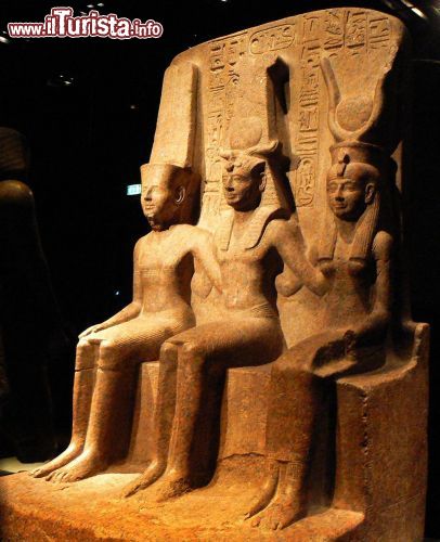 Immagine La statua di Ramses II insieme agli dei Amon e Hathor: una perla dell'Antico Egitto esposta a Torino - tra le tante importantissimi statue esposte al Museo Egizio di Torino, in particolare nella Galleria dei Re, c'è questa bellisima rappresentazione del faraone Ramses II insieme agli dei Amon e Hathor. Ramses II fu uno dei sovrani più longevi dela storia dell'Antico Egitto che regnò dal 1279 a.C. al 1212 a.C., nell'epoca denominata in suo onore "Epoca Ramesside".  - © robven - CC BY 2.0 - Wikipedia