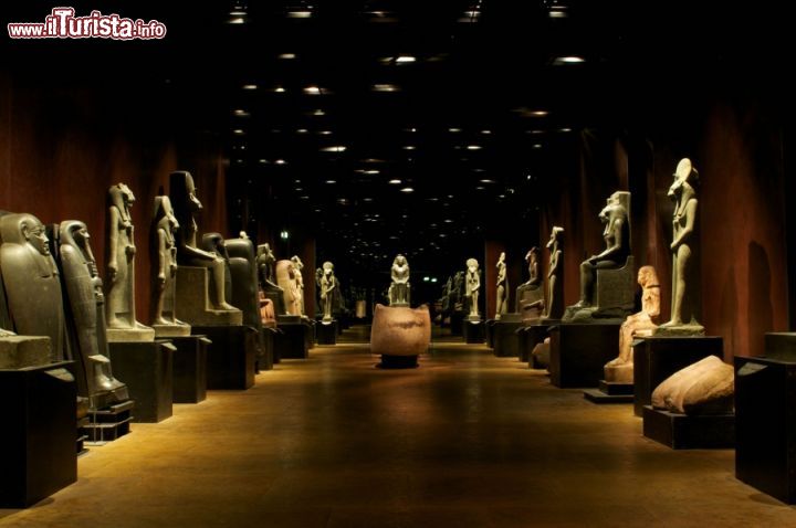 Immagine La Galleria dei Re: una delle perle del Museo Egizio di Torino - questa suggestiva galleria, situata al piano terra del famosissimo museo, rientra nel recente processo di restauro e ingrandimento a cui lo stesso è stato sottoposto. Questa magnifica sala presenta antichissime statue raffiguranti re e figure mitologiche della cultura egizia, quali la Dea Sekhmet, rappresentata in numerose statue della gallerie con corpo di donna e testa leonina. - © Museo Egizio di Torino