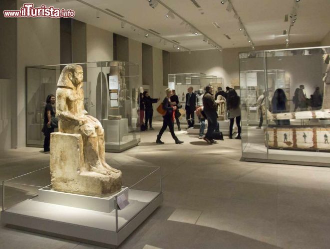 Immagine Una sala del Museo Egizio di Torino - questo splendido museo, situato in un antico e storico palazzo di Torino, si estende su un'area molto vasta suddivisa in quattro piani, che racchiudono la storia di questo affascinante popolo dalle epoche più antiche fino al sopraggiungere della civiltà romana.  Il piano ipogeo è dedicato alla storia del museo, il piano terra alla magnifica Galleria dei Re, ricca di statue di enorme valore; mentre il primo e secondo piano offrono reperti risalenti rispettivamente all'epoca tarda e a quella più antica. - © Museo Egizio di Torino