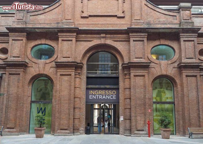 Immagine L'ingresso del Museo Egizio di Torino - il Museo Egizio di Torino, sito nel Palazzo dell'Accademia delle Scienze, ha subito un lungo processo di restauro e ampliamento durato più di tre anni ed è stato inaugurato nella sua nuova bellissima veste il 1° aprile 2015.  - © Claudio Divizia / Shutterstock.com