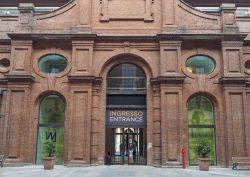 L'ingresso del Museo Egizio di Torino - il Museo Egizio di Torino, sito nel Palazzo dell'Accademia delle Scienze, ha subito un lungo processo di restauro e ampliamento durato più ...