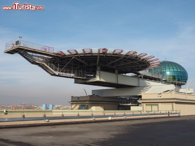 Immagine La bolla di Renzo Piano, una sala meeting, e l'annesso eliporto del Lingotto di Torino - © Claudio Divizia / Shutterstock.com